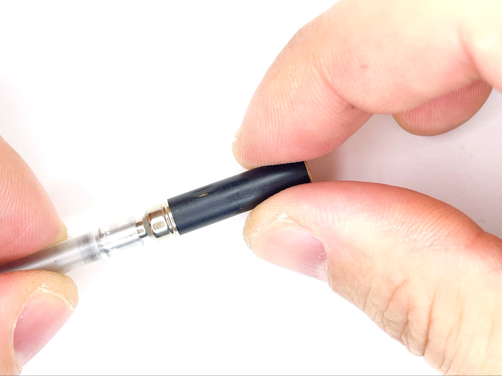 ノックキャップを外す