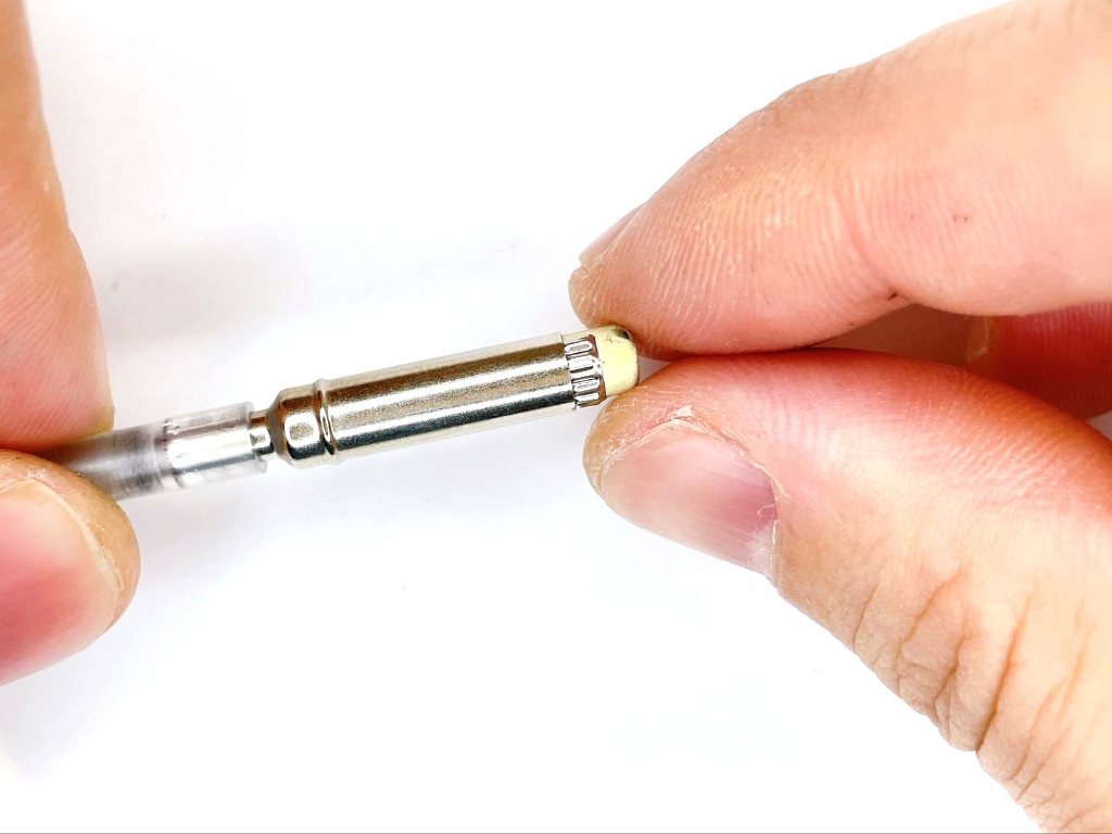 消しゴムを外す