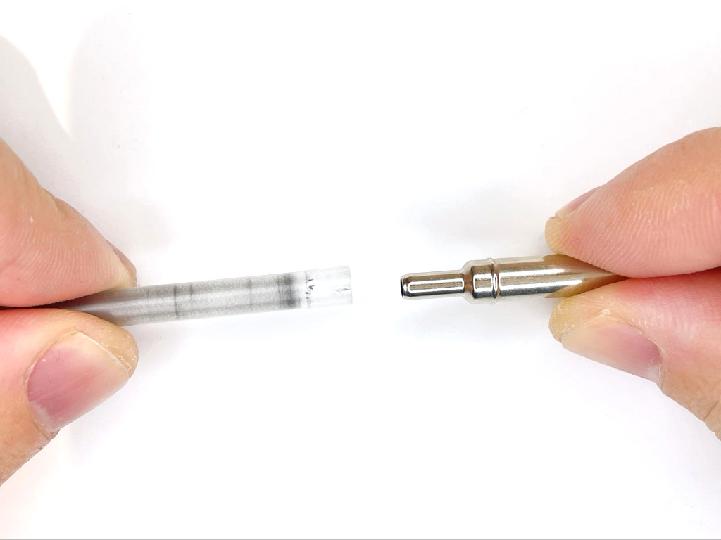 芯タンク結合部を装着する