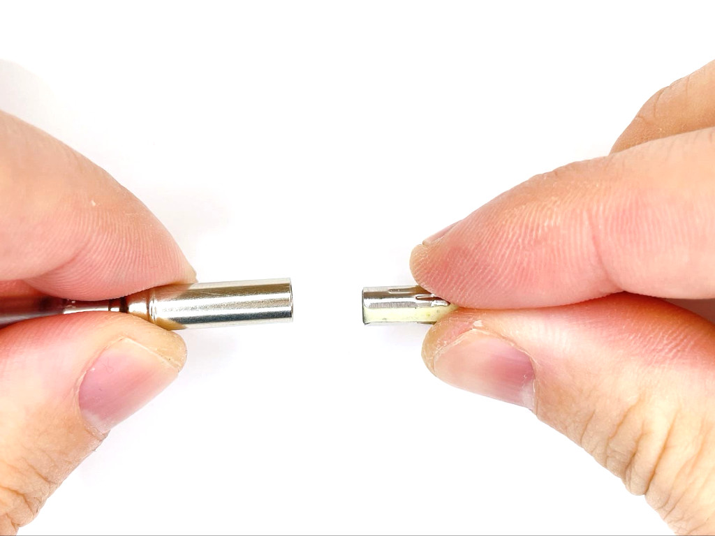 消しゴムを装着する