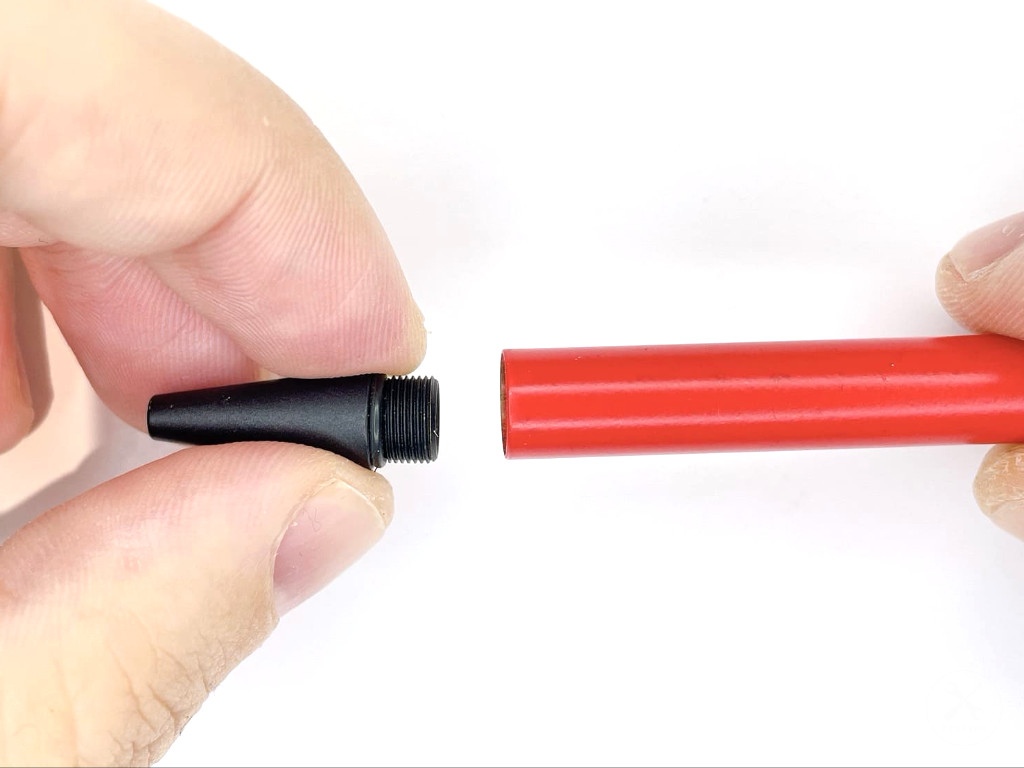 ケース先端にキャップを装着する