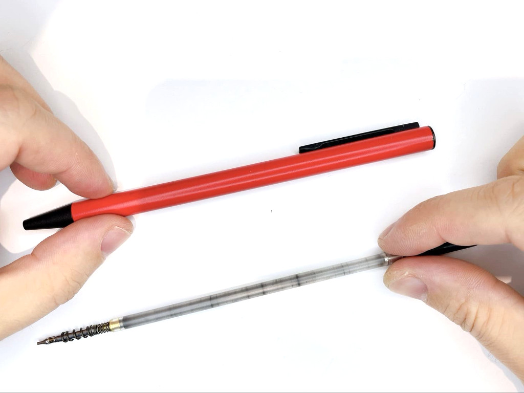 ケースに芯タンクを装着する