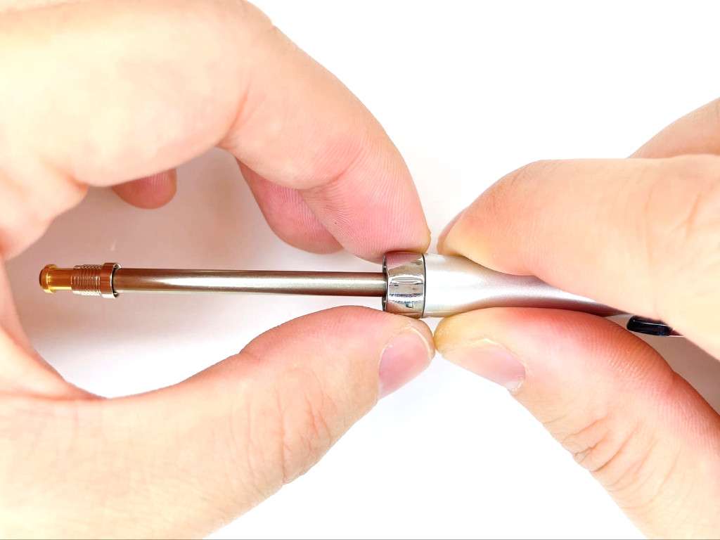 グリップ結合部を外す