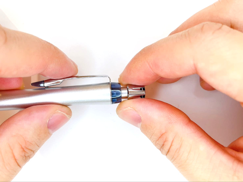 ノックキャップを外す