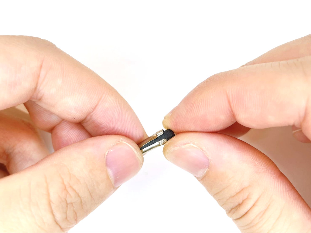 消しゴムの金具を外す