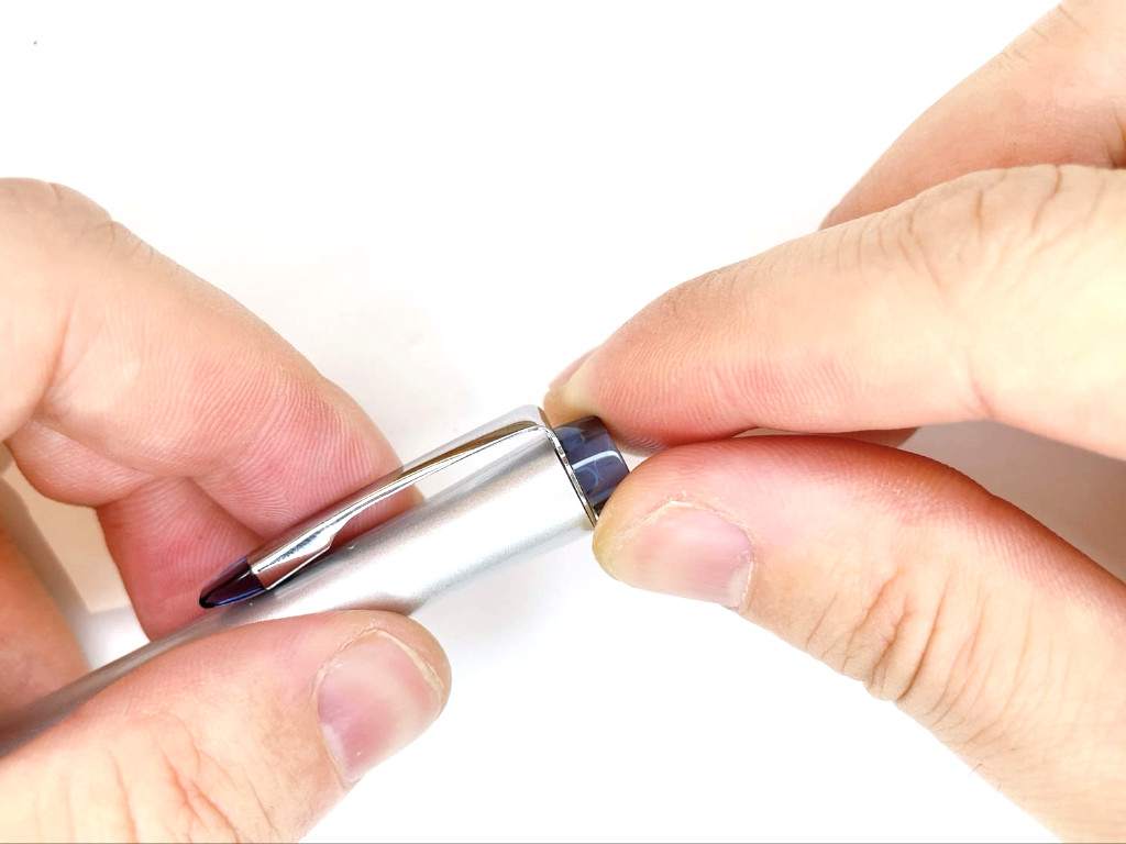 クリップ固定具を外す