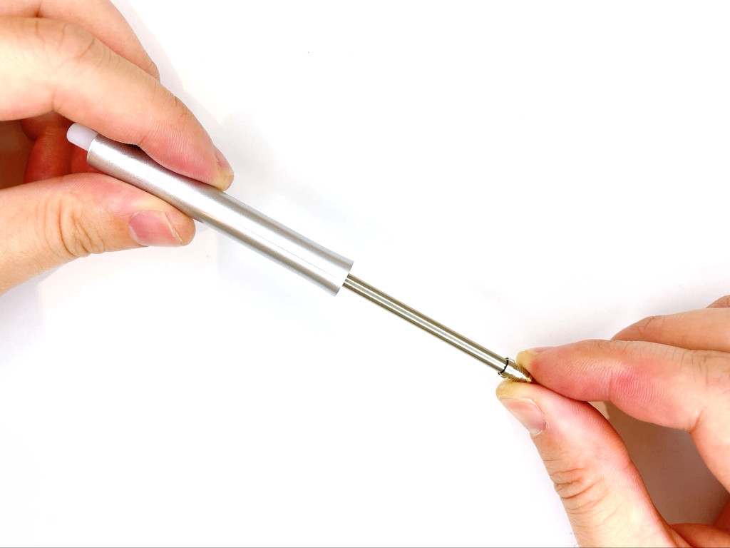 ケースから芯タンクを引き抜く