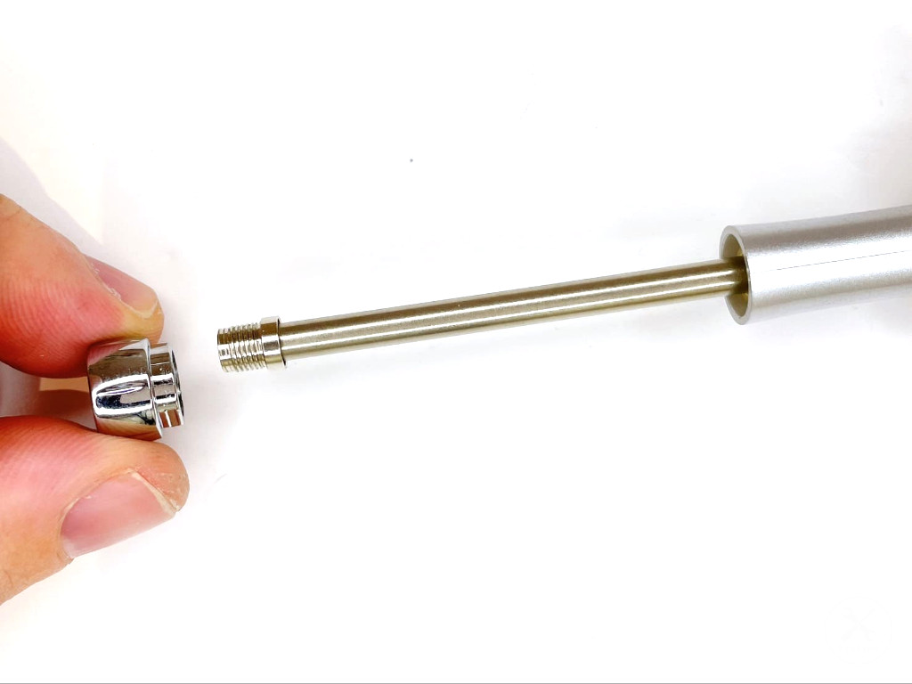 グリップ結合部を装着する