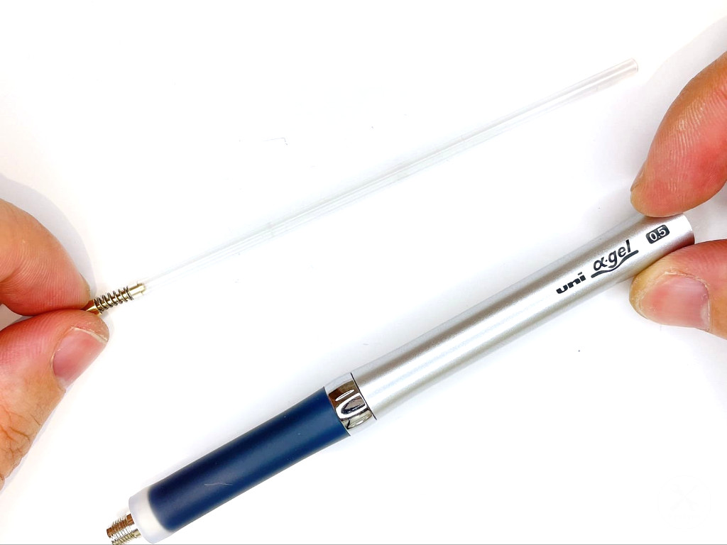 ケースに芯タンクを挿入する