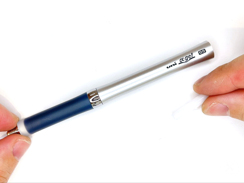 芯タンク結合部を装着する