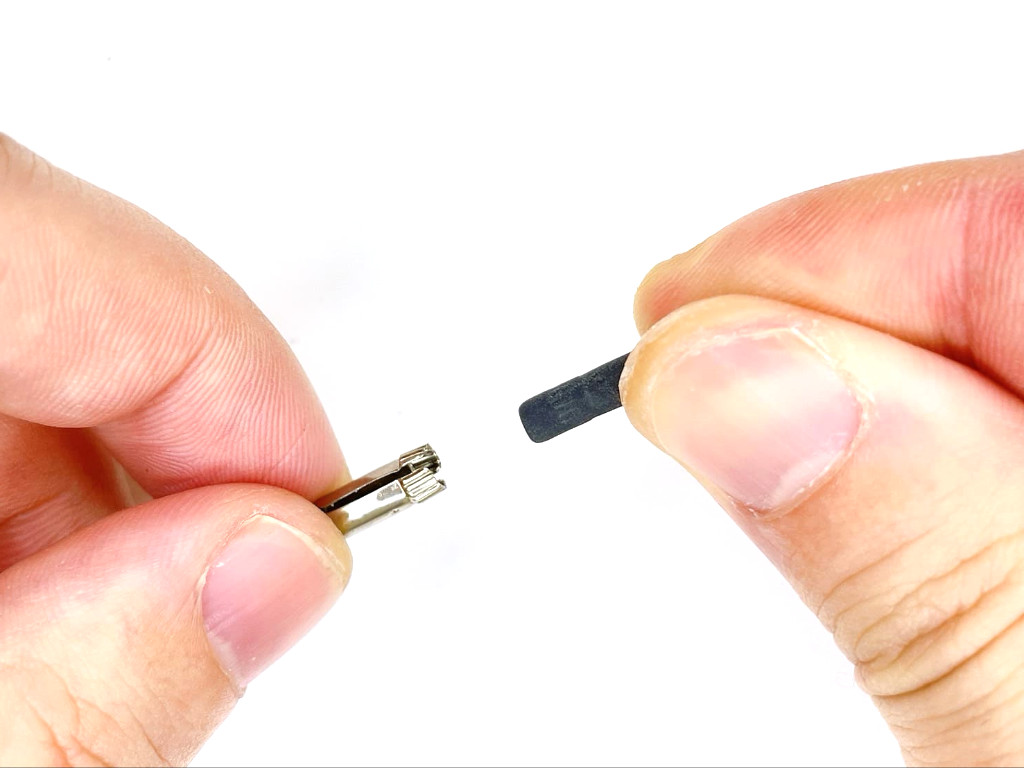 消しゴムに金具を装着する