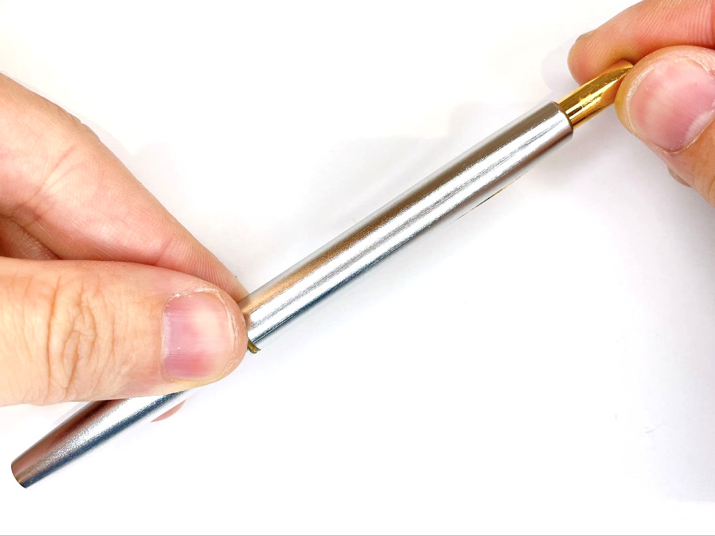 ケースから芯タンクを引き抜く