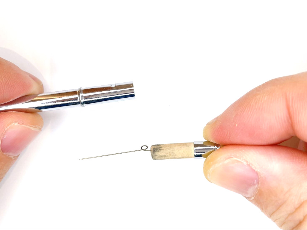 芯タンク上部に消しゴムを装着する