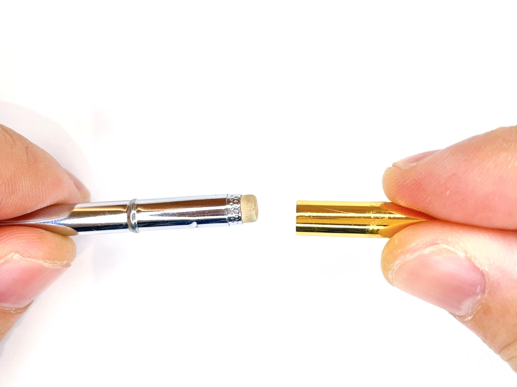 芯タンク上部にノックキャップを装着する