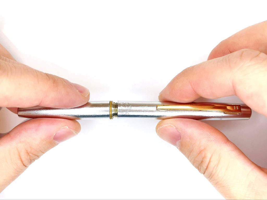 ケース下部とケース上部を装着する