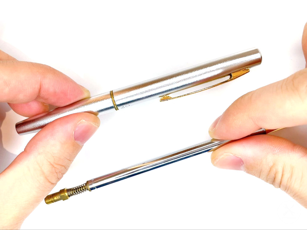 ケースに芯タンクを挿入する