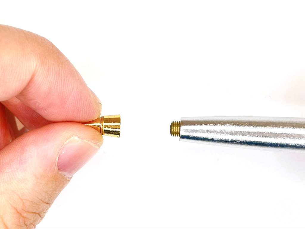 ペン先に口金を装着する