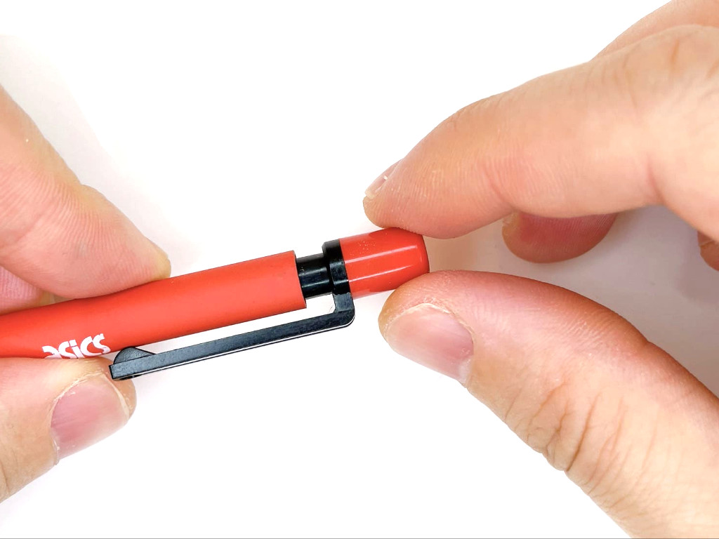 ノックキャップを外す