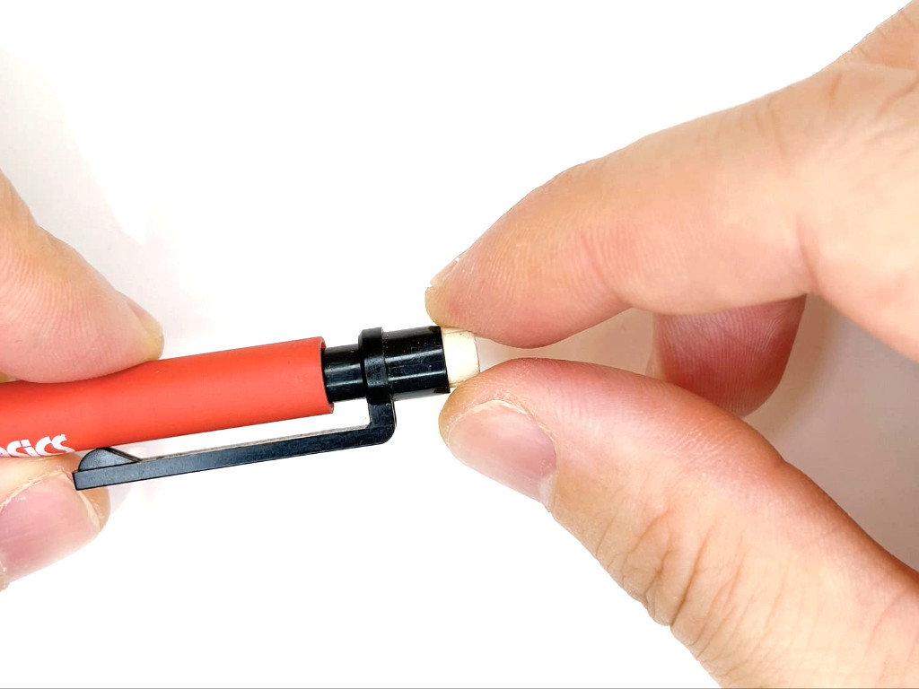 消しゴムを外す