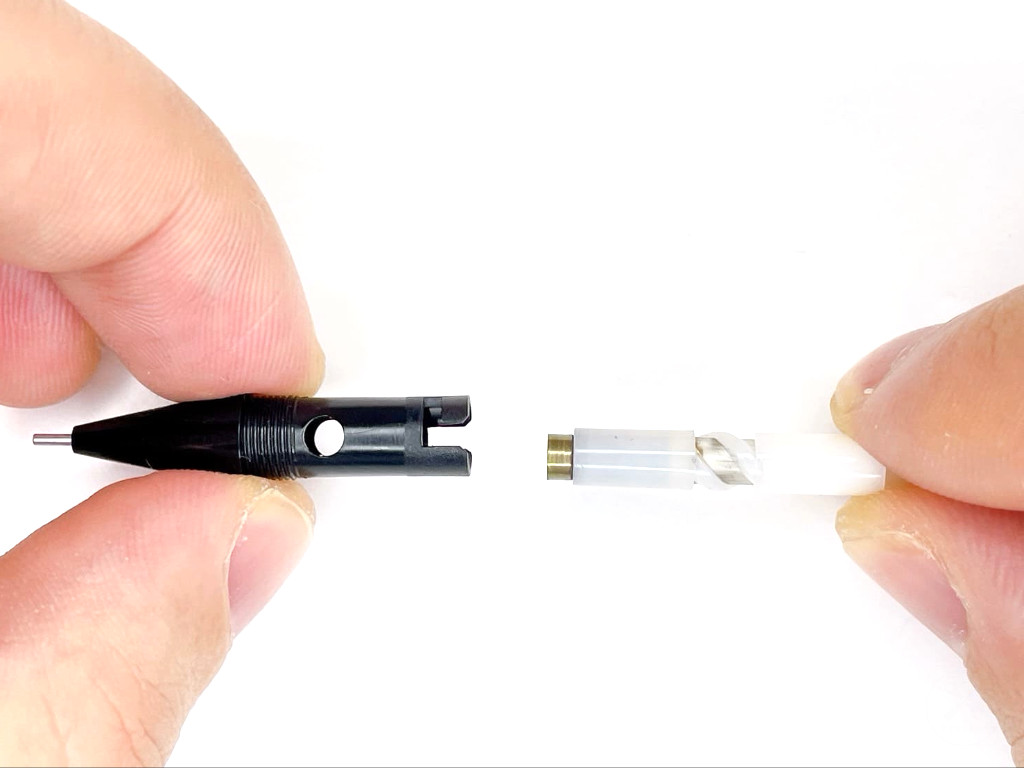 芯タンク先端に口金を装着する