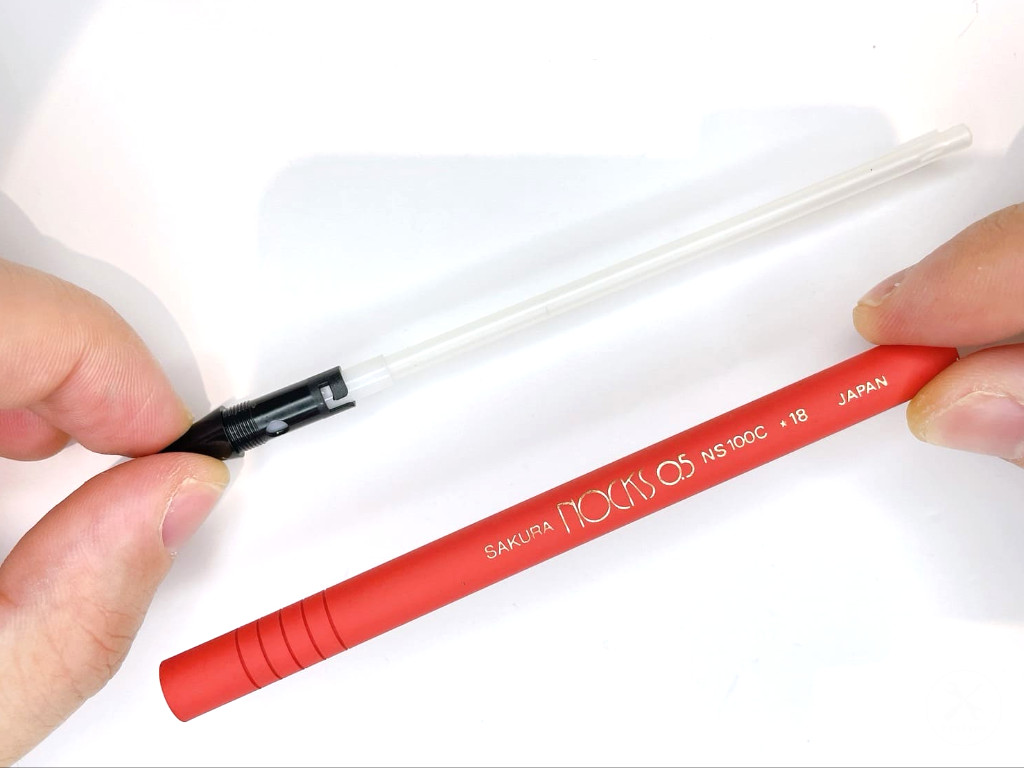 ケースに芯タンクを挿入する