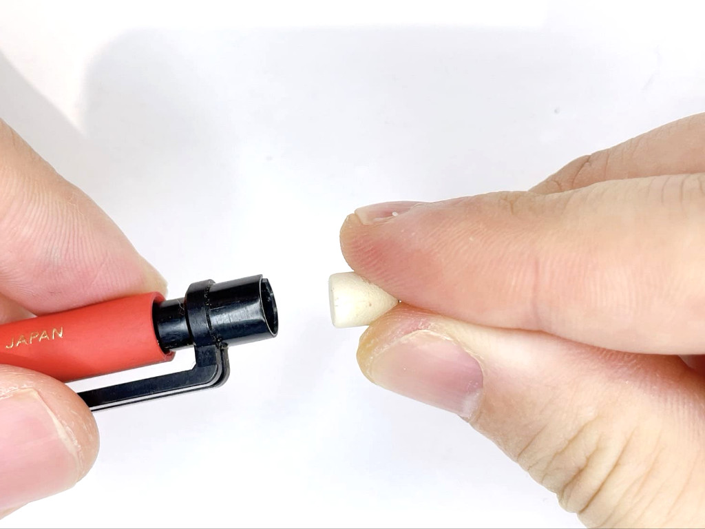 消しゴムを装着する