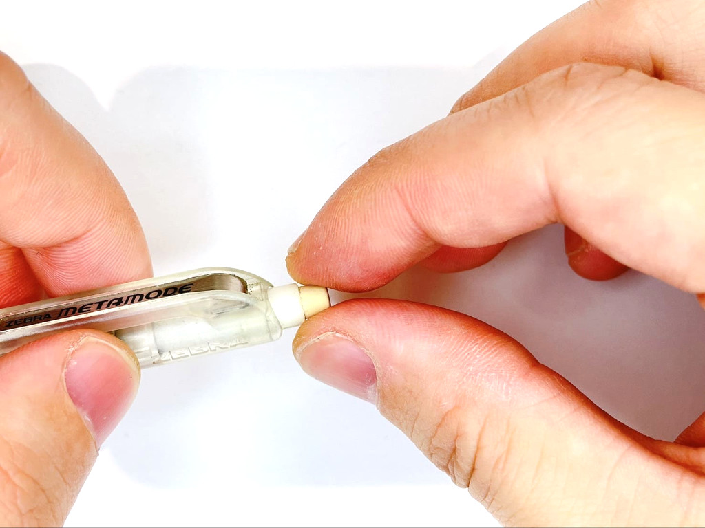 消しゴムを外す