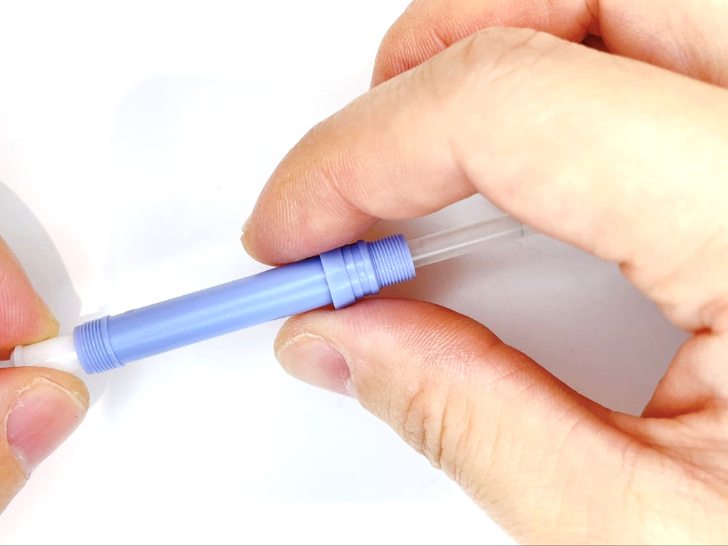 ケースから芯タンクを外す