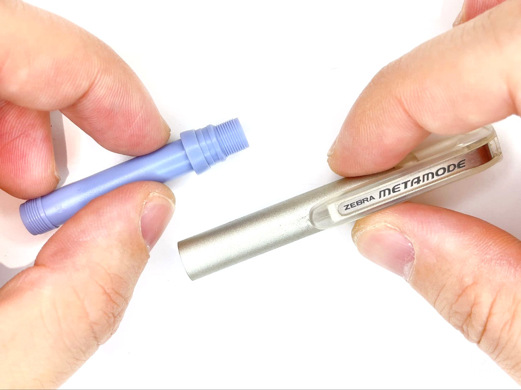 ケースと内部のプラスチック筒を装着する