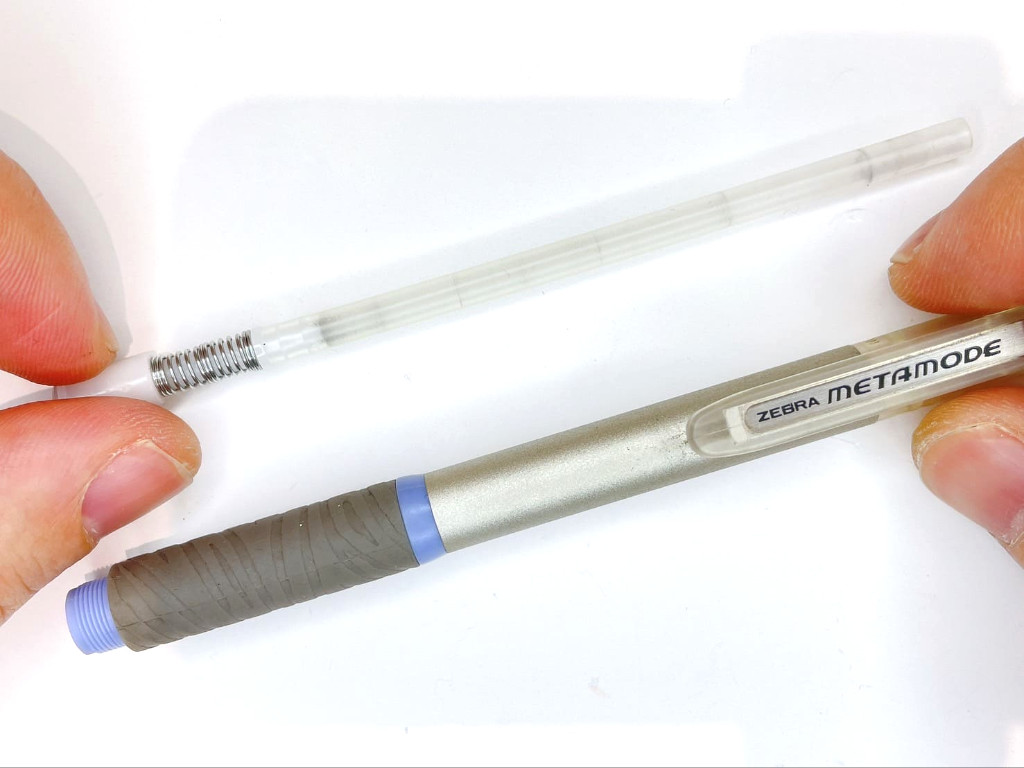 ケースに芯タンクを挿入する