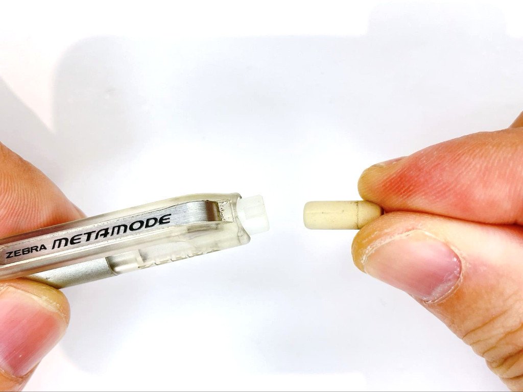 消しゴムを装着する