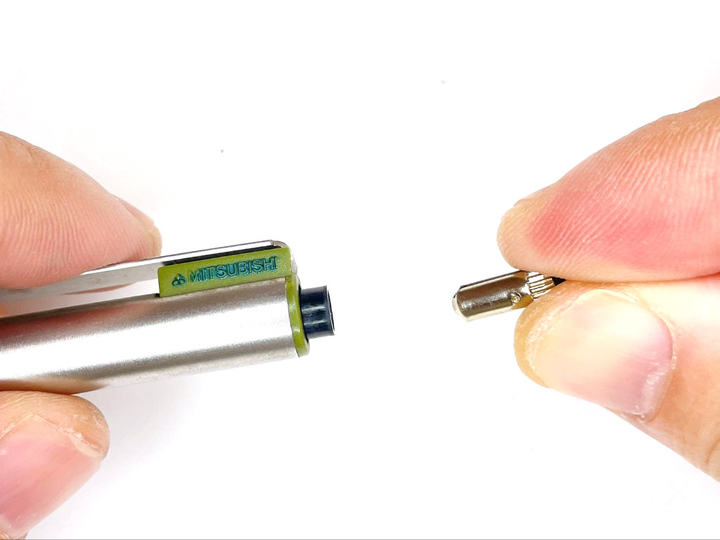 消しゴムを装着する