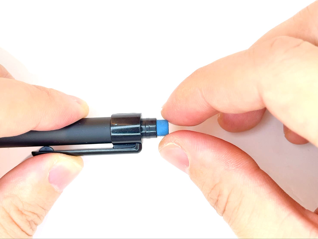 消しゴムを外す