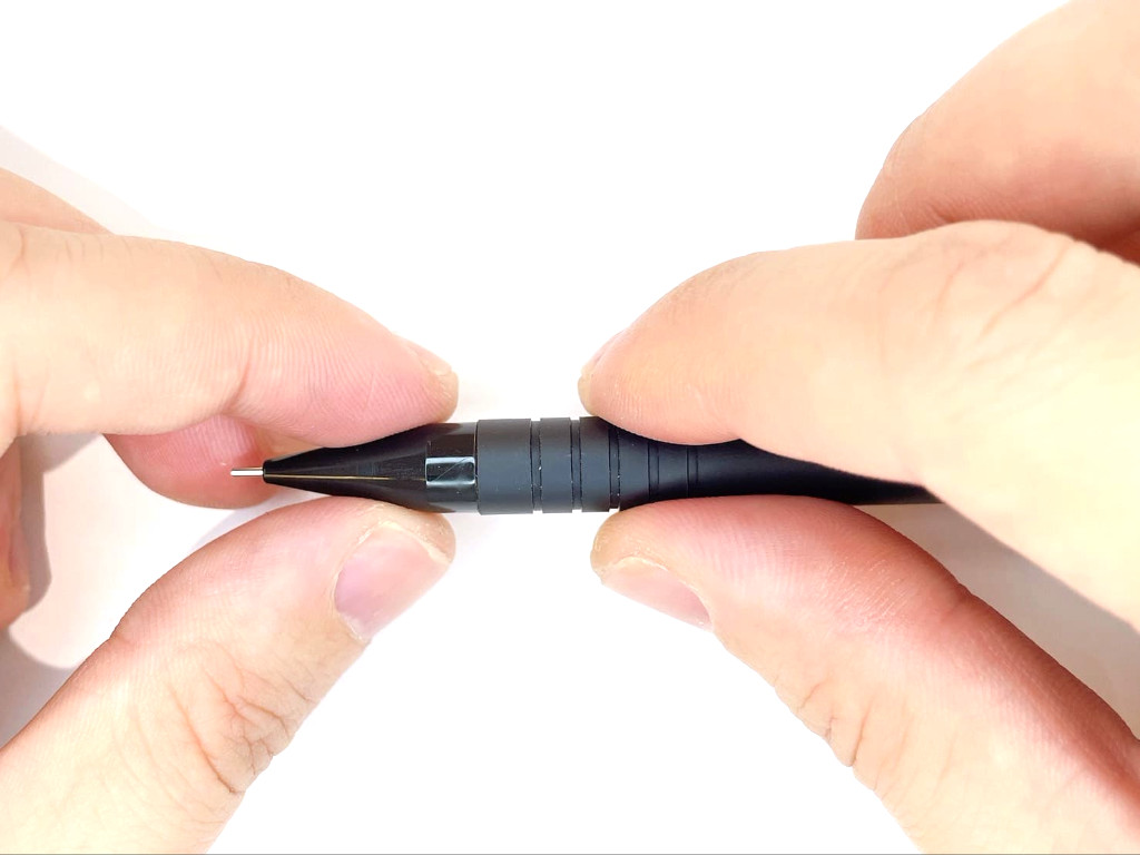 口金を回しケースから芯タンクを引き抜く