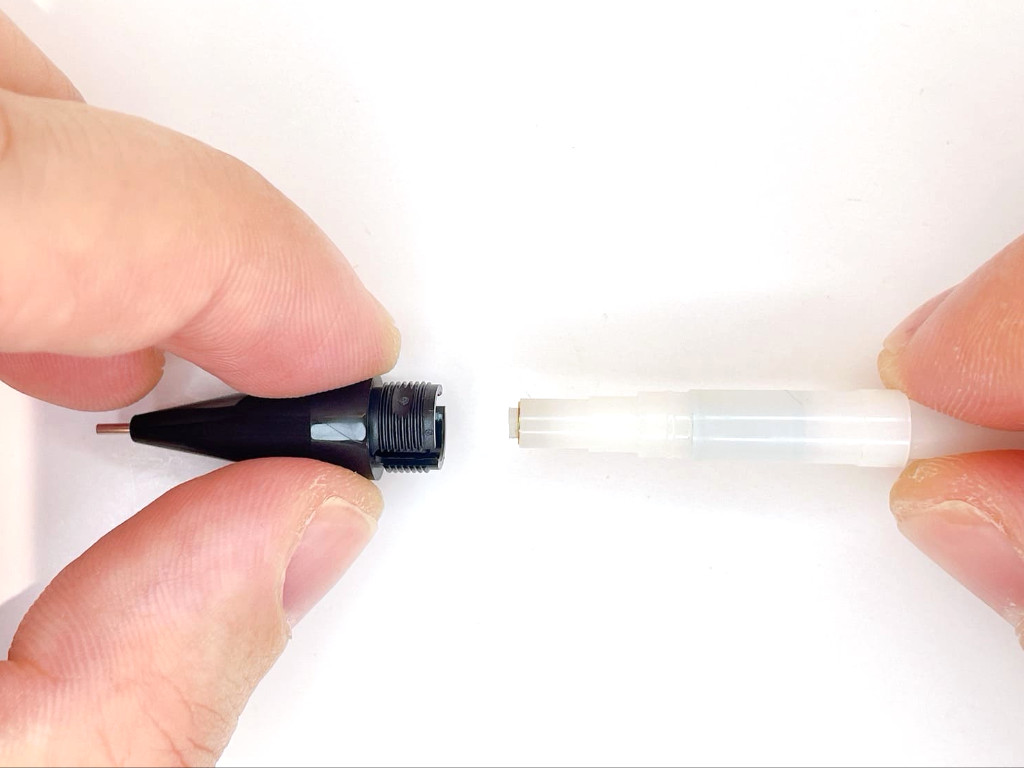 芯タンクに口金を装着する