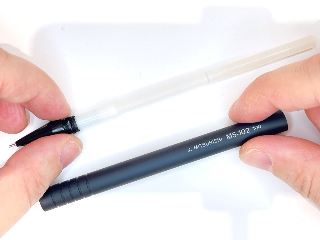 ケースに芯タンクを挿入し、口金を装着する