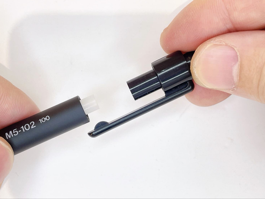 芯タンク結合部を装着する