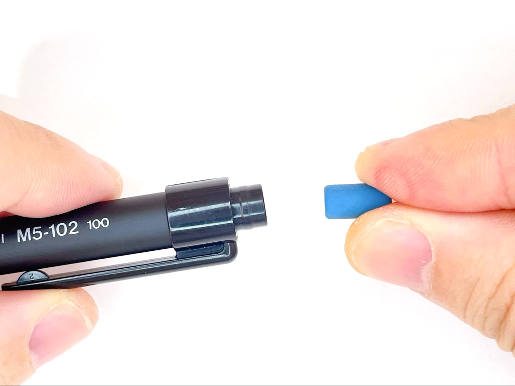 消しゴムを装着する