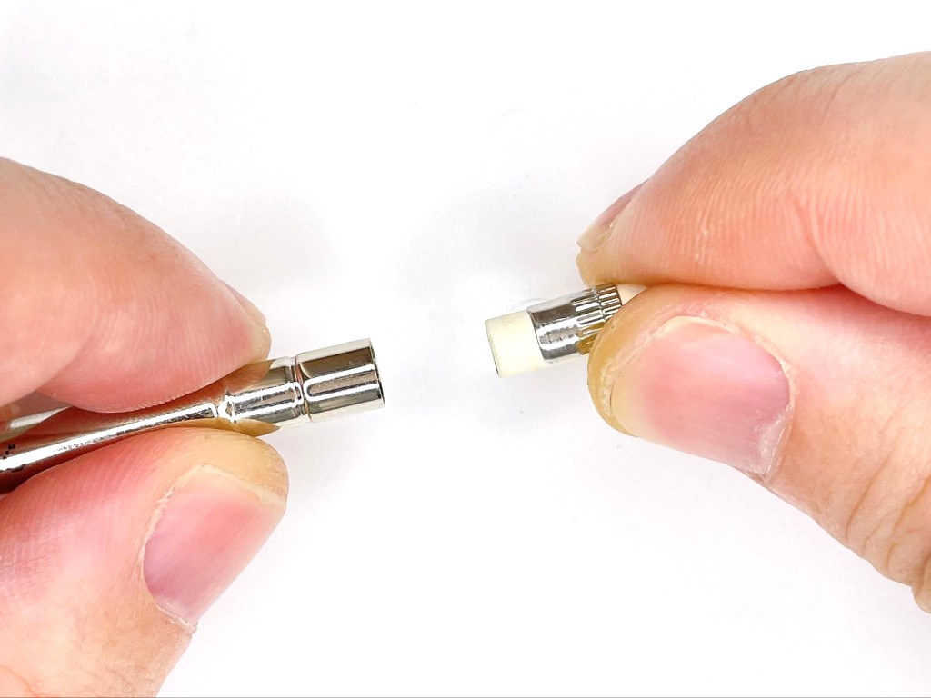 芯タンクに消しゴムを装着する