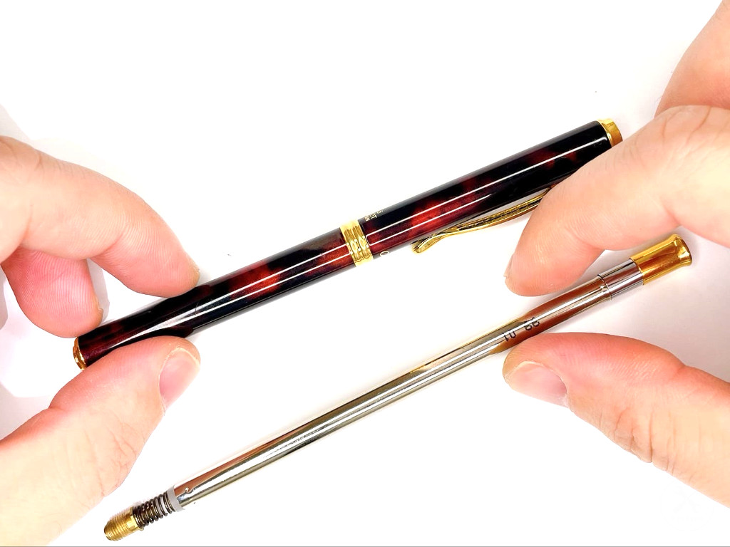 ケースに芯タンクを装着する