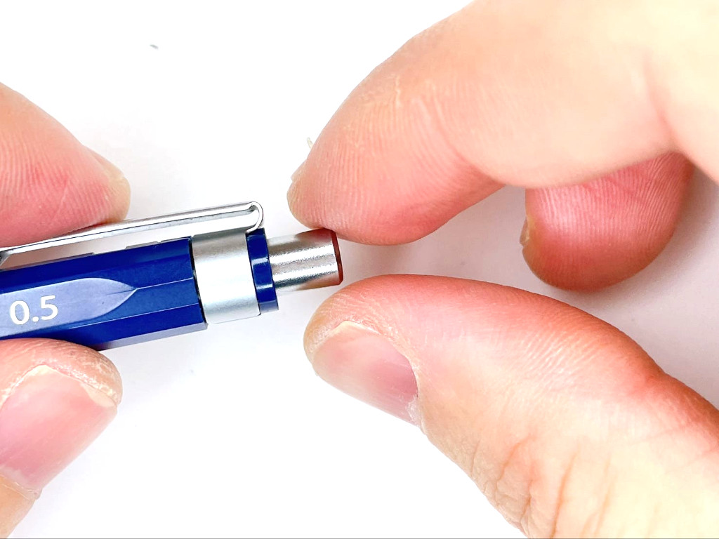 ノックキャップを外す