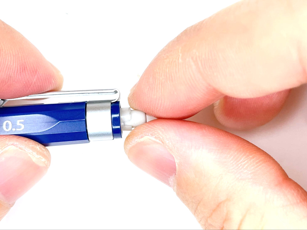 消しゴムを外す