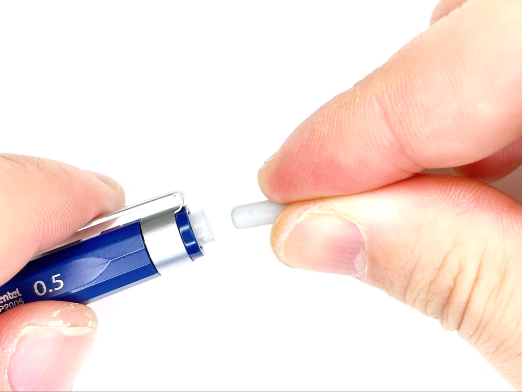 消しゴムを装着する