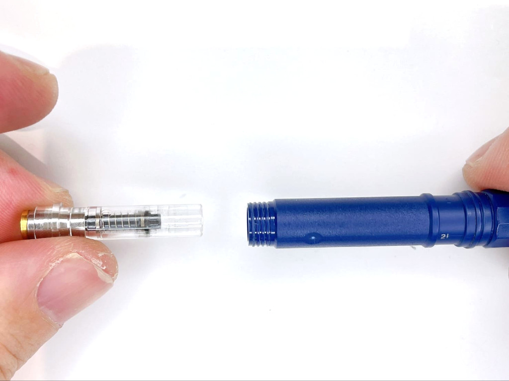 ケース先端にチャックを装着する