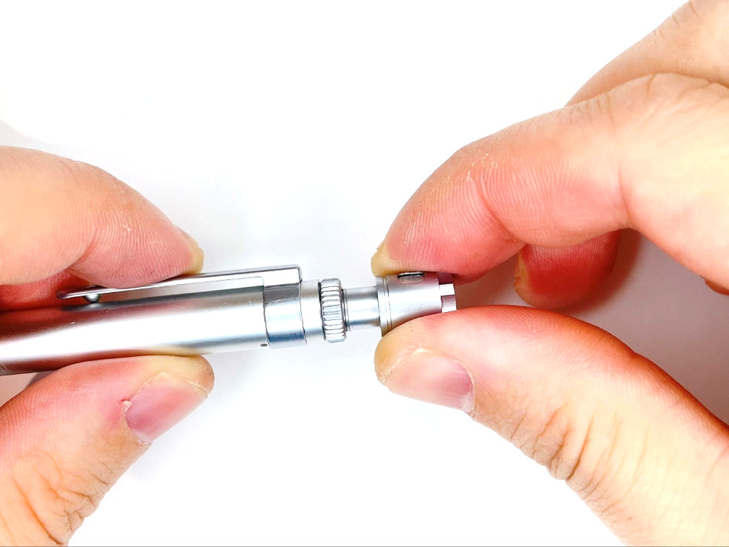 ノックキャップを外す