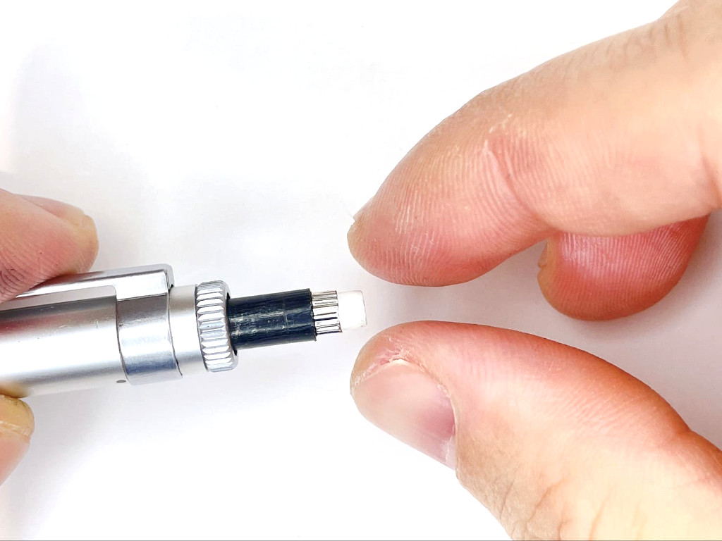 消しゴムを外す