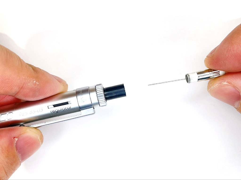 消しゴムを装着する