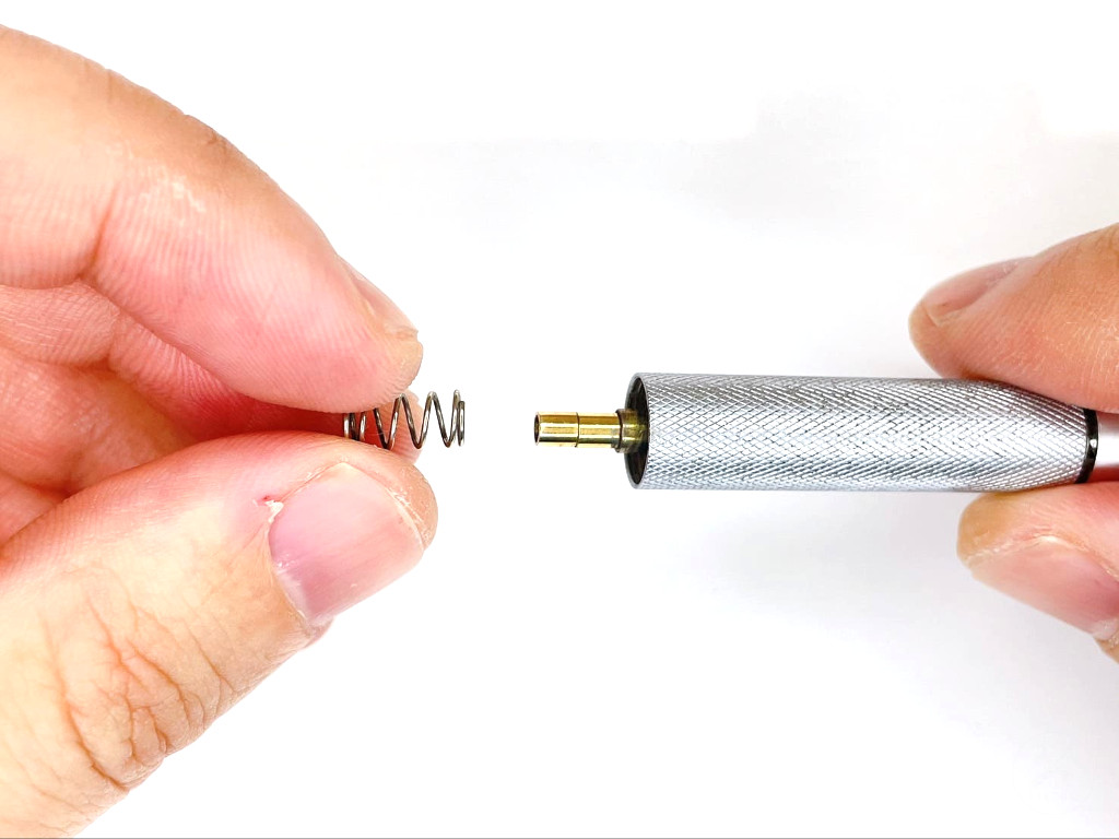 バネを装着する