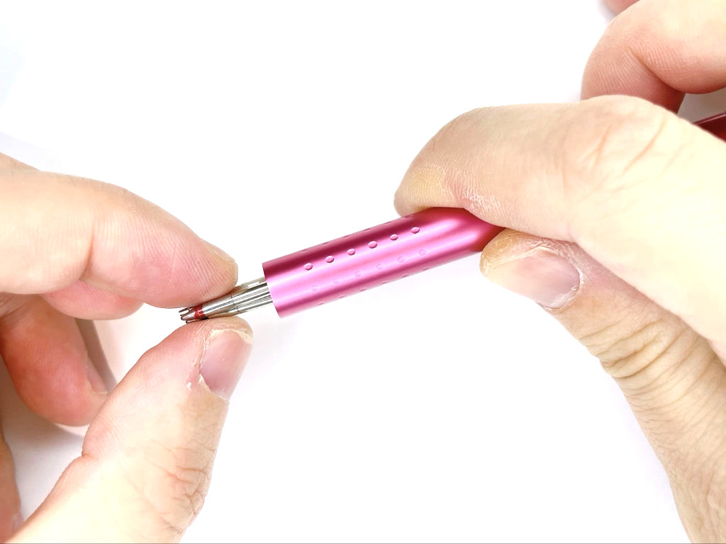 インク芯(赤)を引き抜く