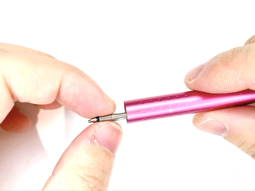 インク芯(黒)を引き抜く